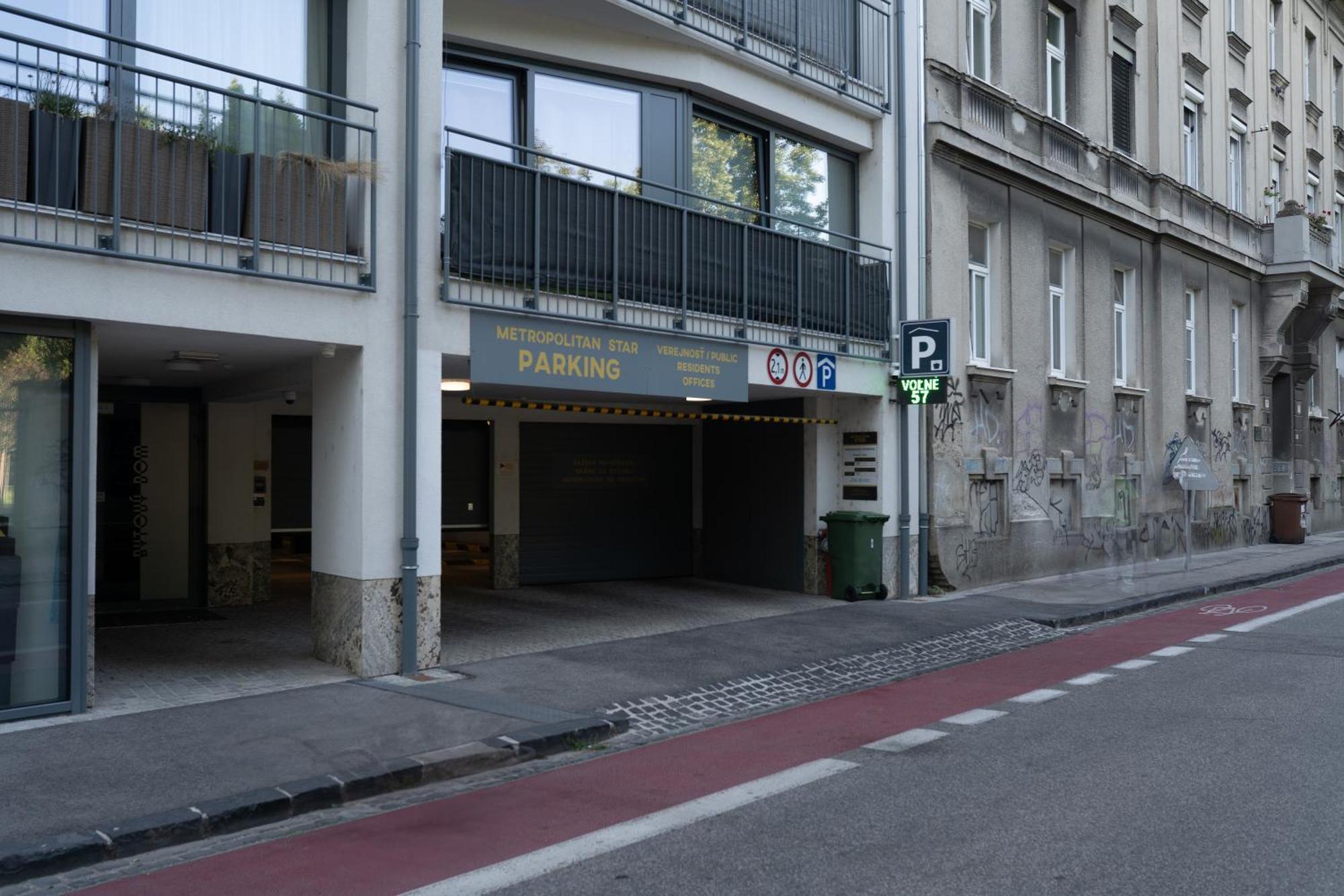 Hotel Reverie - Dependance, Check-In At Metropolitan Star Bratysława Zewnętrze zdjęcie