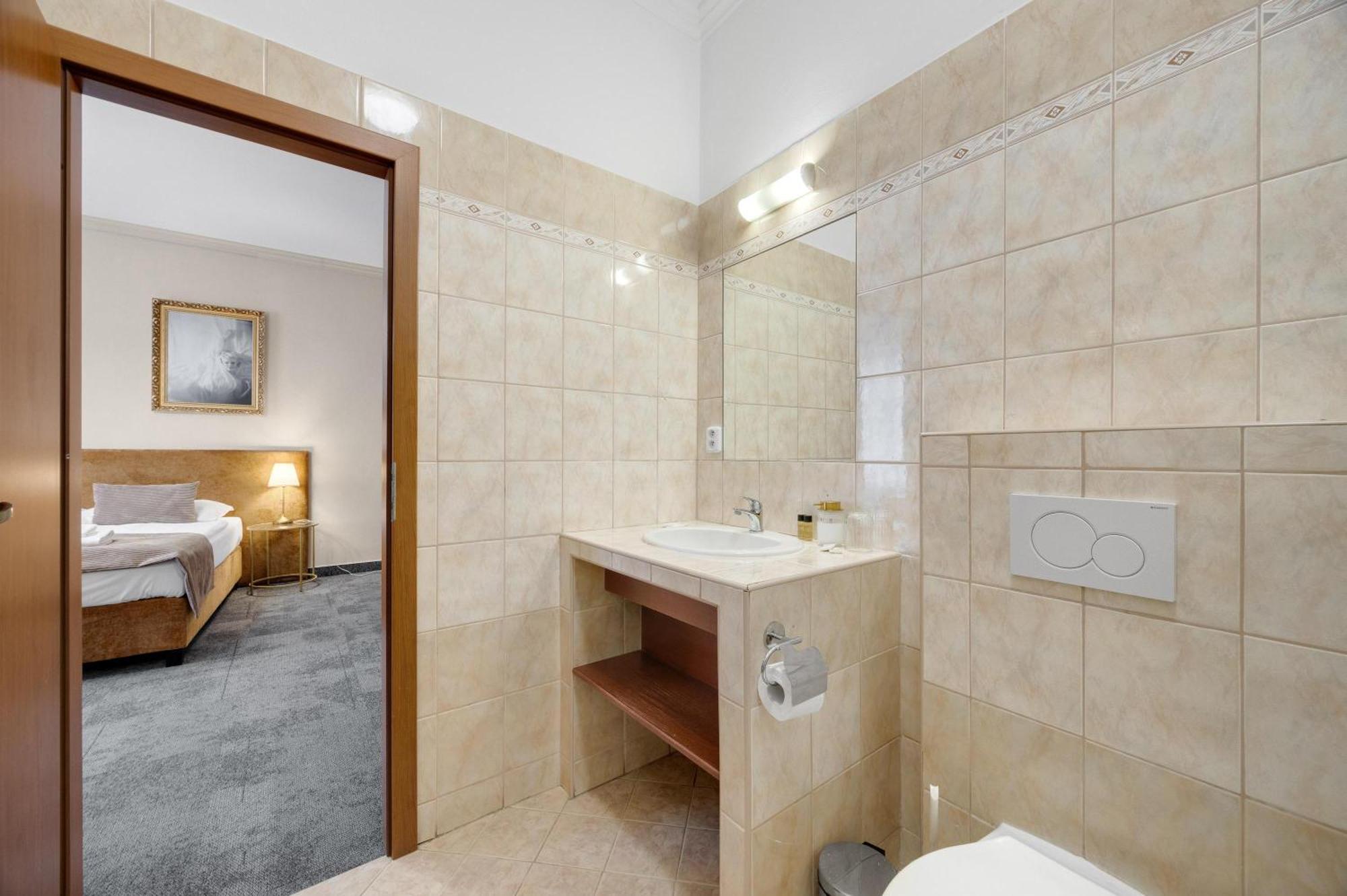 Hotel Reverie - Dependance, Check-In At Metropolitan Star Bratysława Zewnętrze zdjęcie
