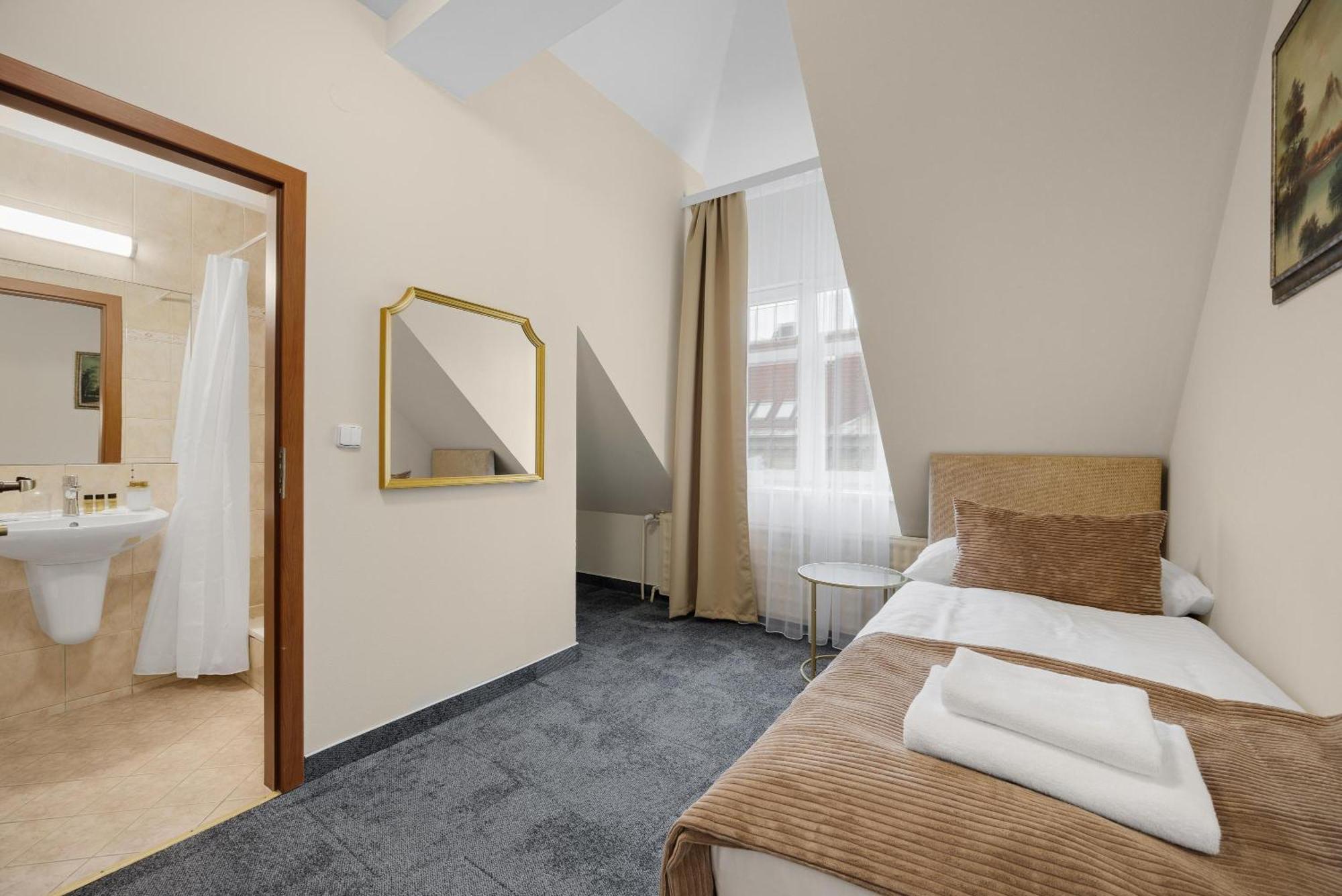 Hotel Reverie - Dependance, Check-In At Metropolitan Star Bratysława Zewnętrze zdjęcie