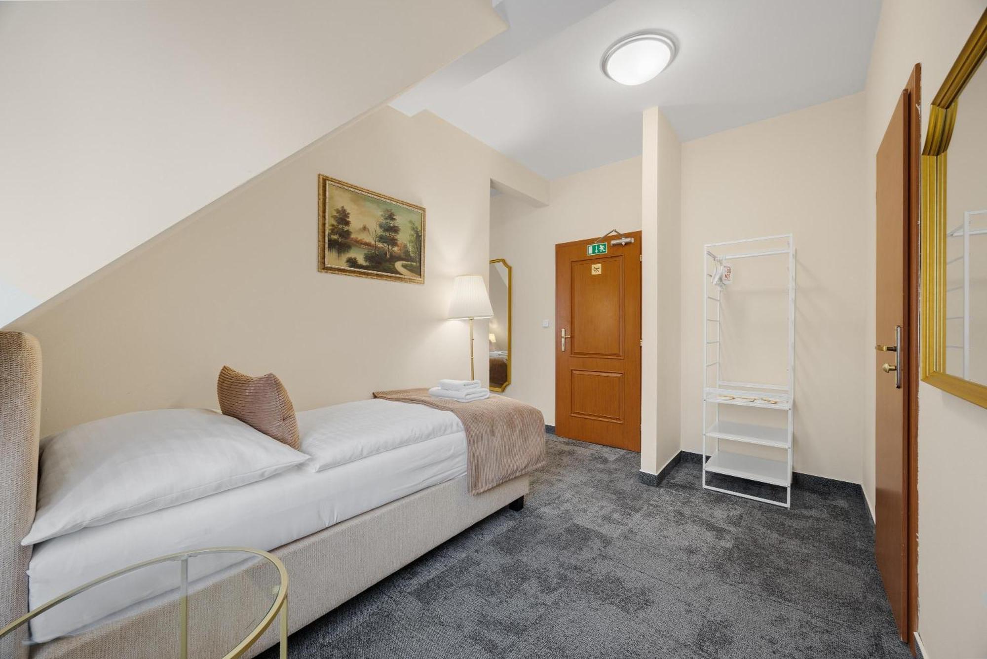 Hotel Reverie - Dependance, Check-In At Metropolitan Star Bratysława Zewnętrze zdjęcie
