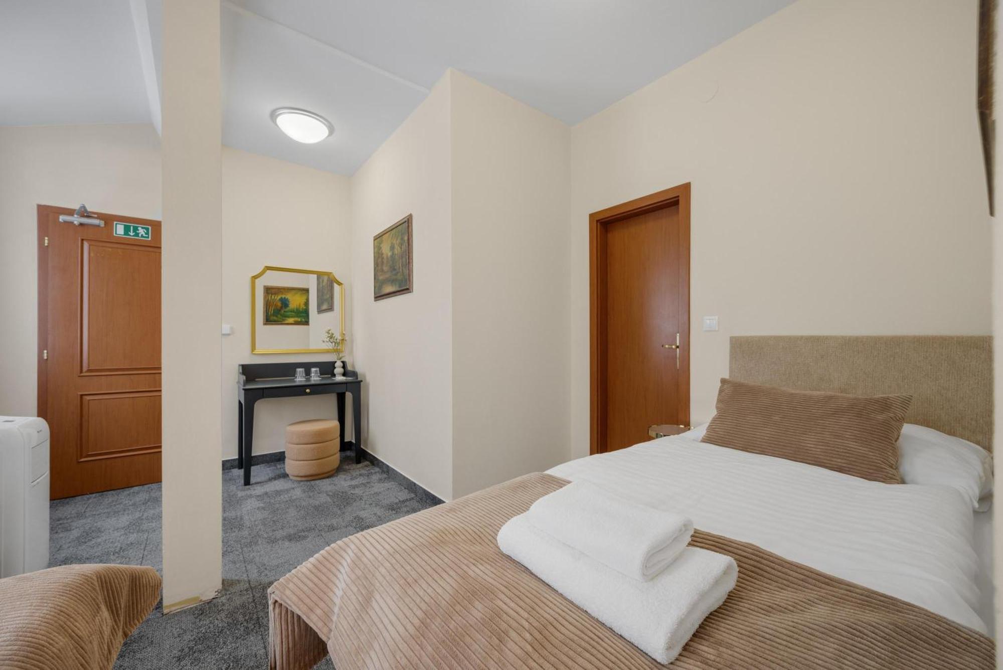 Hotel Reverie - Dependance, Check-In At Metropolitan Star Bratysława Zewnętrze zdjęcie